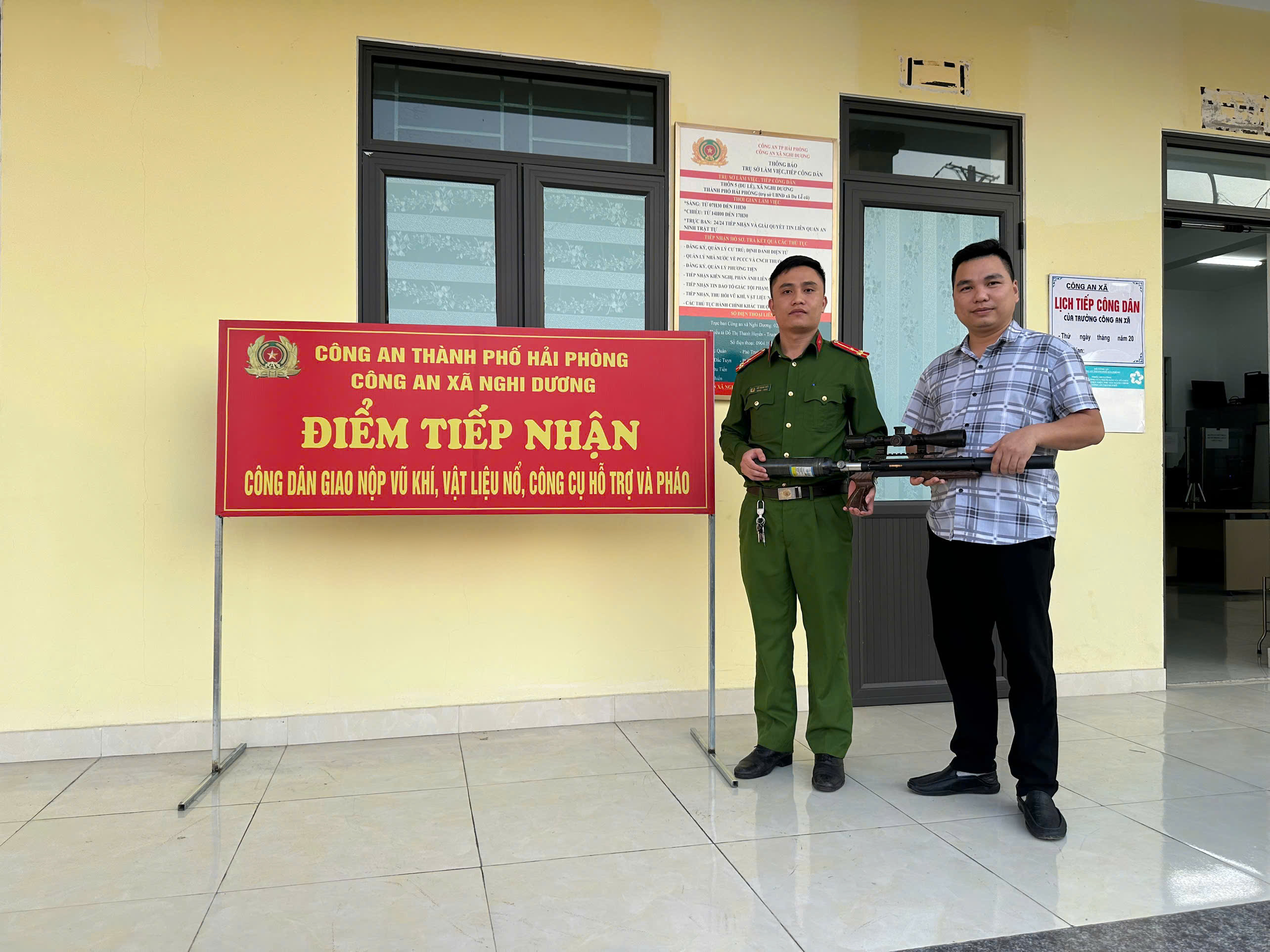 Công an xã Nghi Dương: Tiếp nhận 02 khẩu súng, 02kg pháo do Nhân dân giao nộp